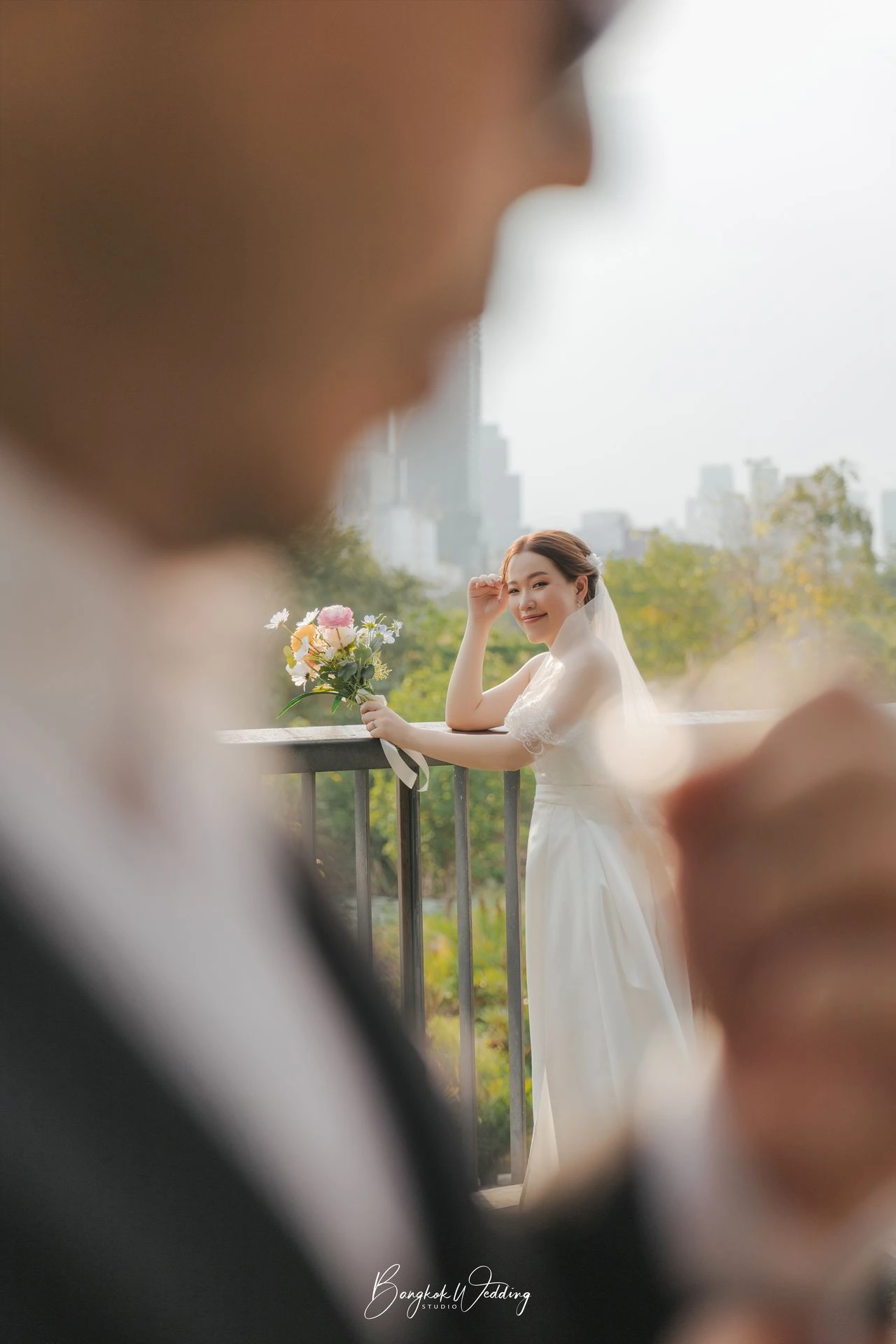 ถ่ายพรีเวดดิ้ง สวนเบญจกิติ แสงเย็น โรแมนติก