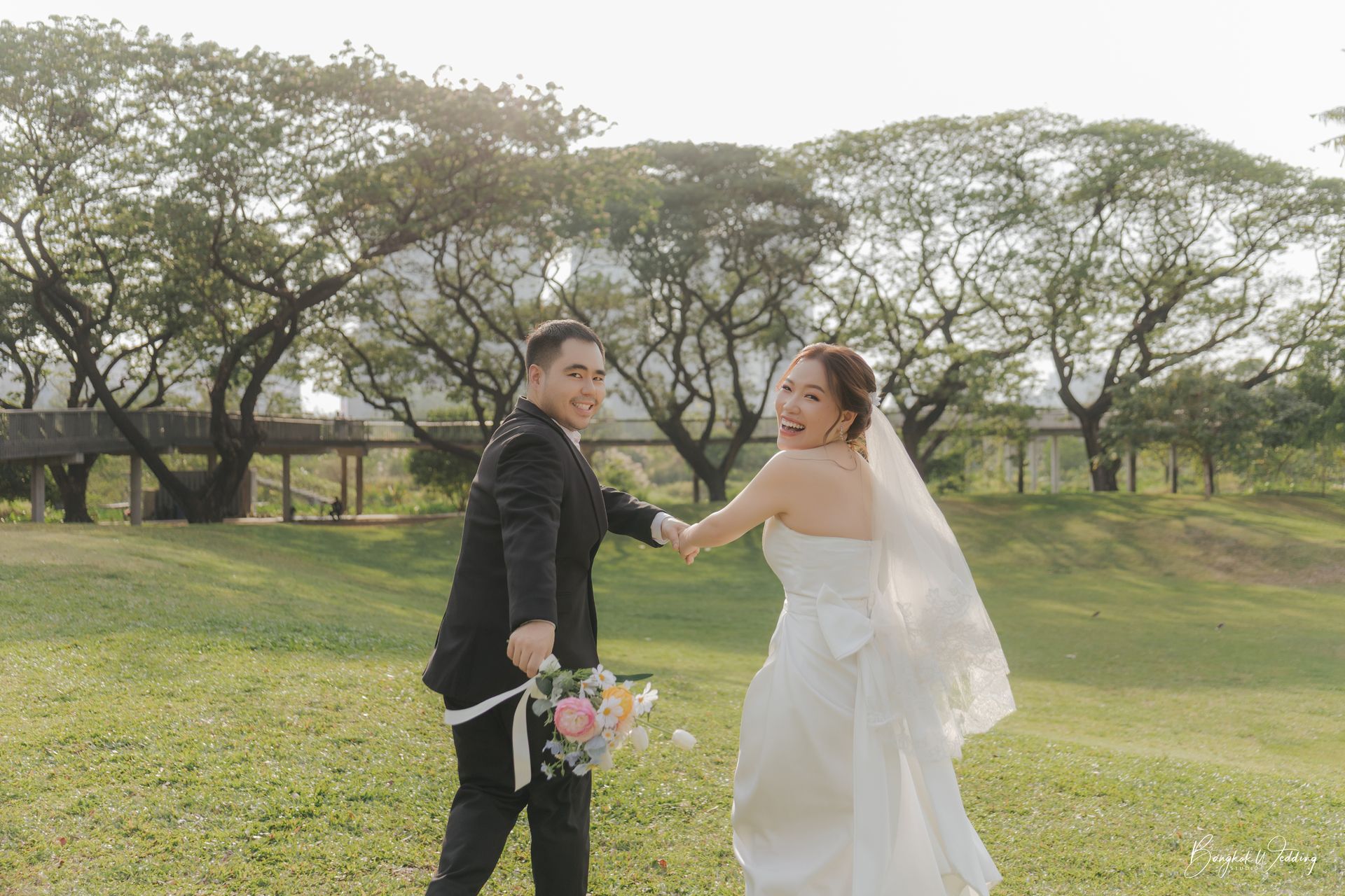 ถ่ายพรีเวดดิ้ง สวนเบญจกิติ แสงเย็น โรแมนติก