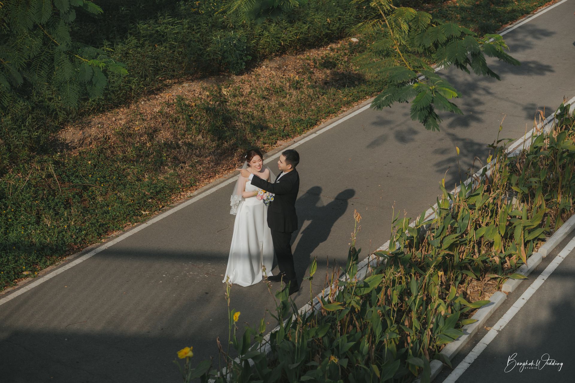 ถ่ายพรีเวดดิ้ง สวนเบญจกิติ แสงเย็น โรแมนติก