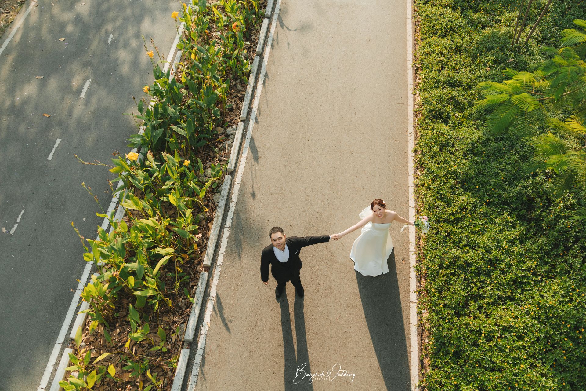 pre wedding benchakitti park couple outdoor