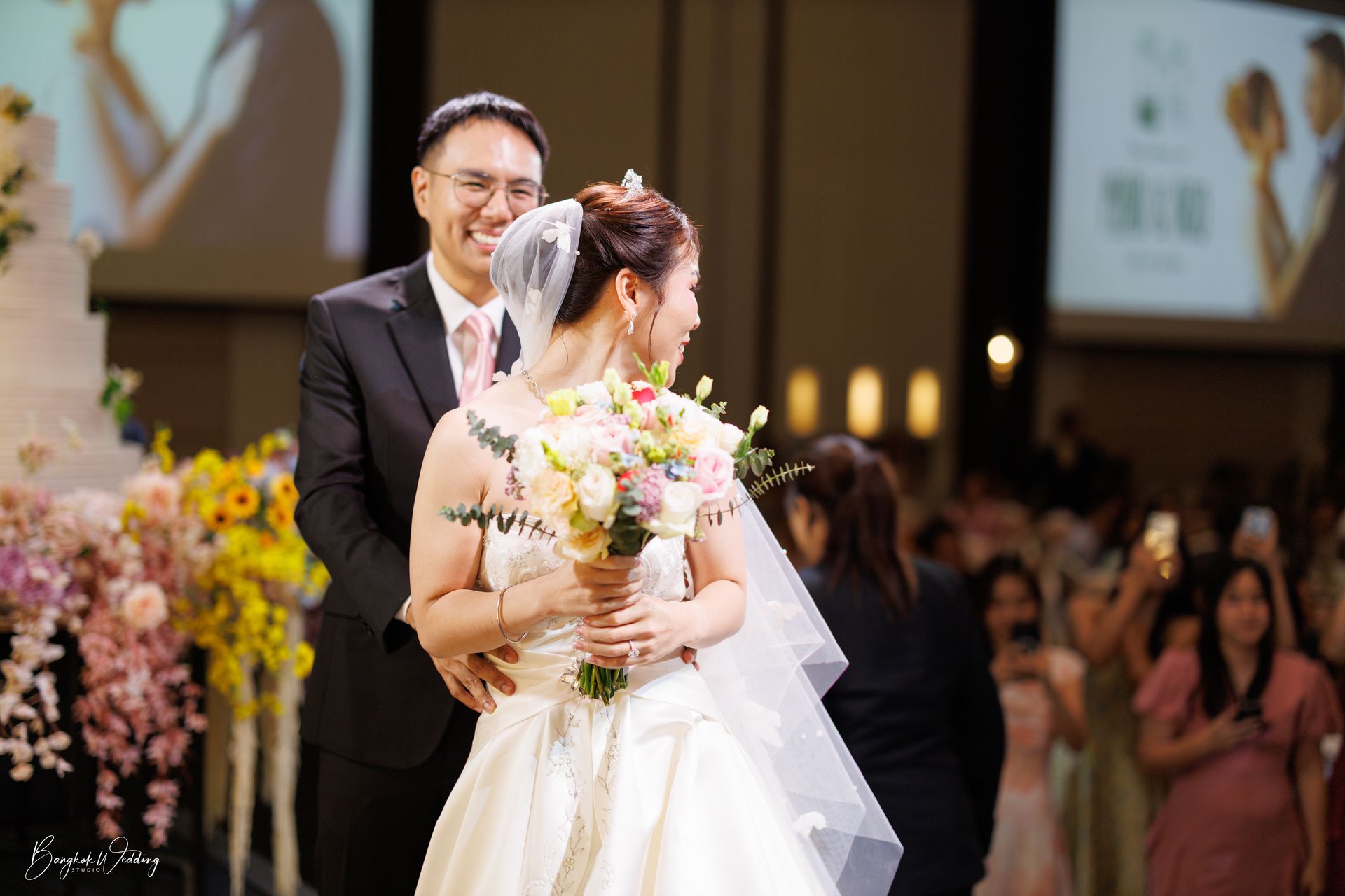 บรรยากาศงานแต่งงานที่ Graph Hotel โทนเรียบหรู