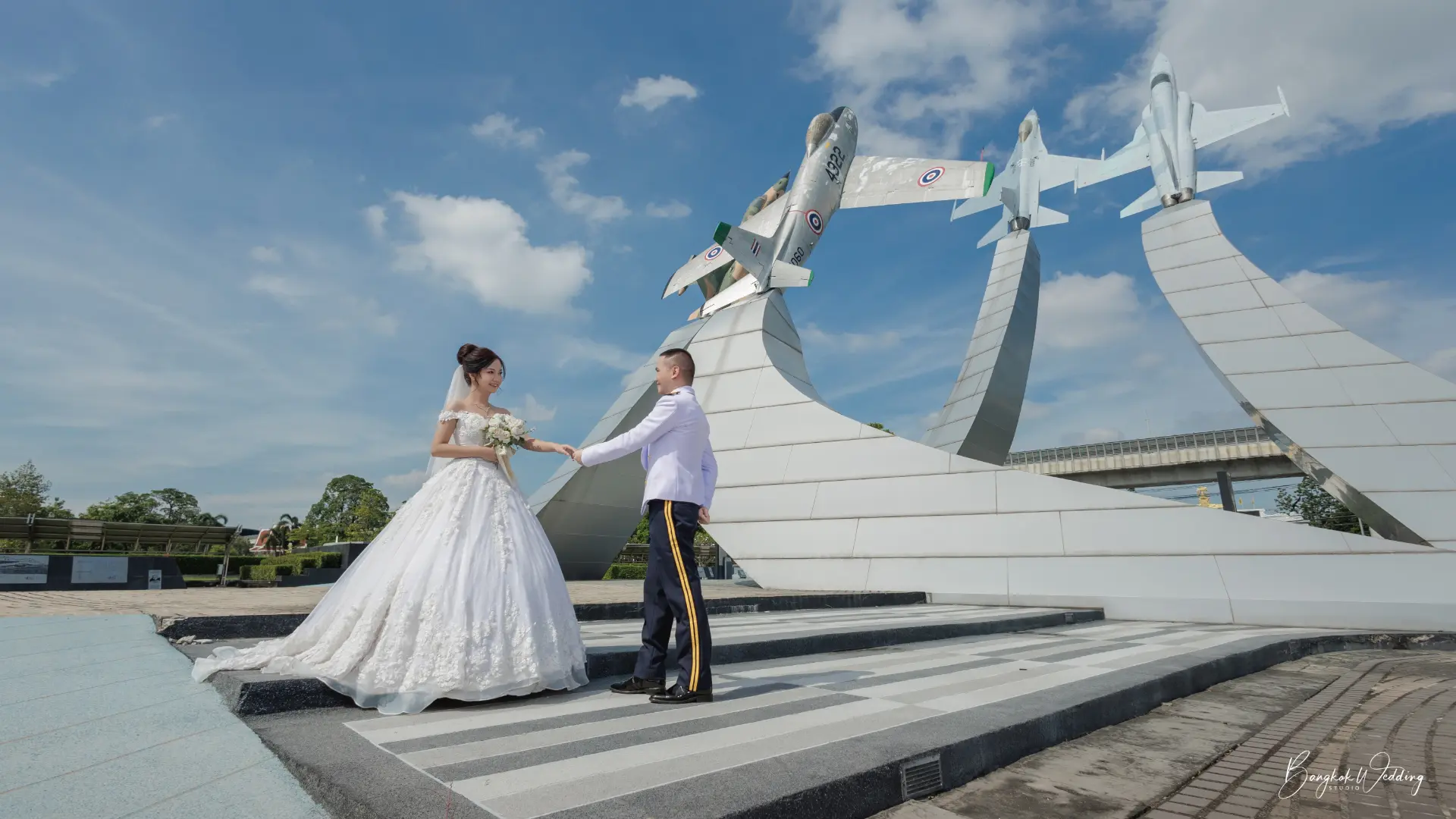 พรีเวดดิ้งสไตล์เรียบหรูคู่เจ้าหน้าที่ทหารอากาศที่อุทยานการบิน